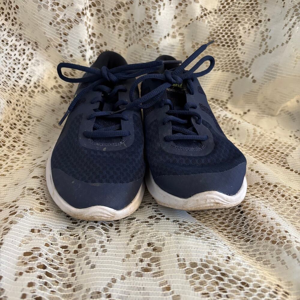 Nike Revolution 4 Youth Size 6 Sneakers In Navy Blue